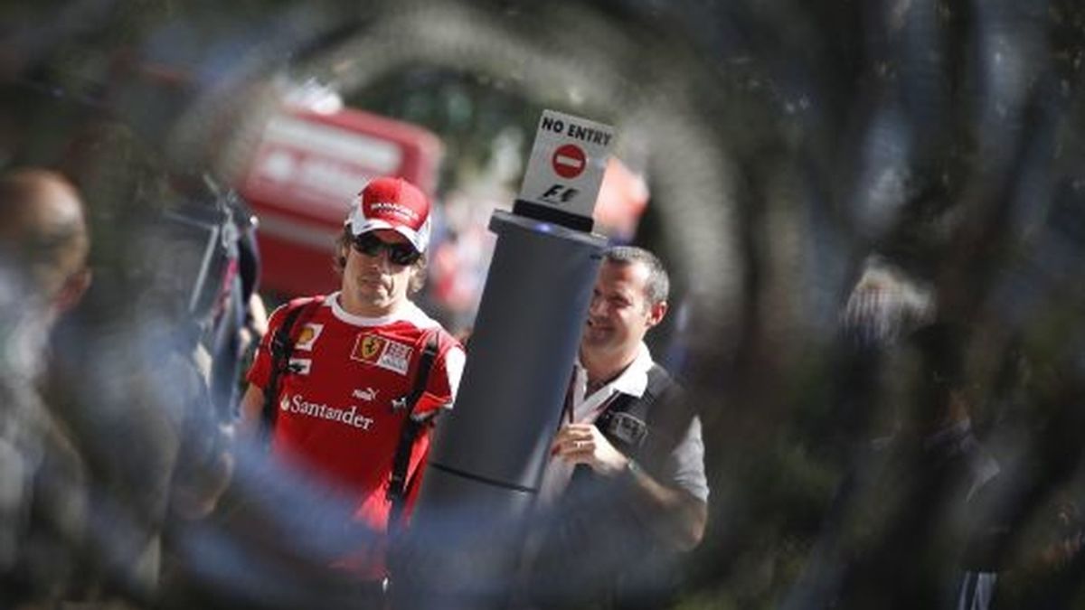 Alonso, a su llegada al circuito de Albert Park. FOTO: EFE.