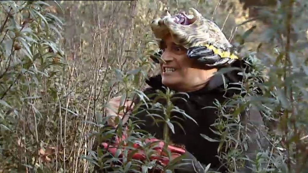 Chema se disfraza de monstruo para asustar a Luisma y a Machu