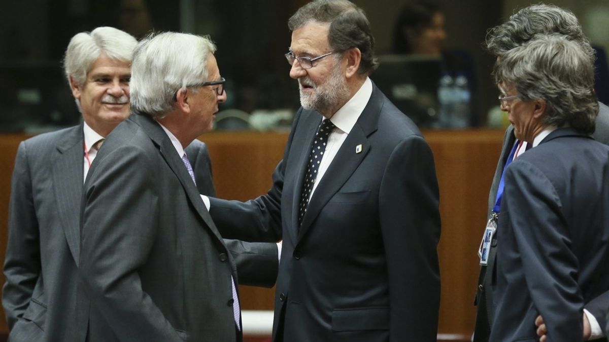 El presidente de la Comisión Europea, Jean-Claude Juncker conversa con Mariano Rajoy