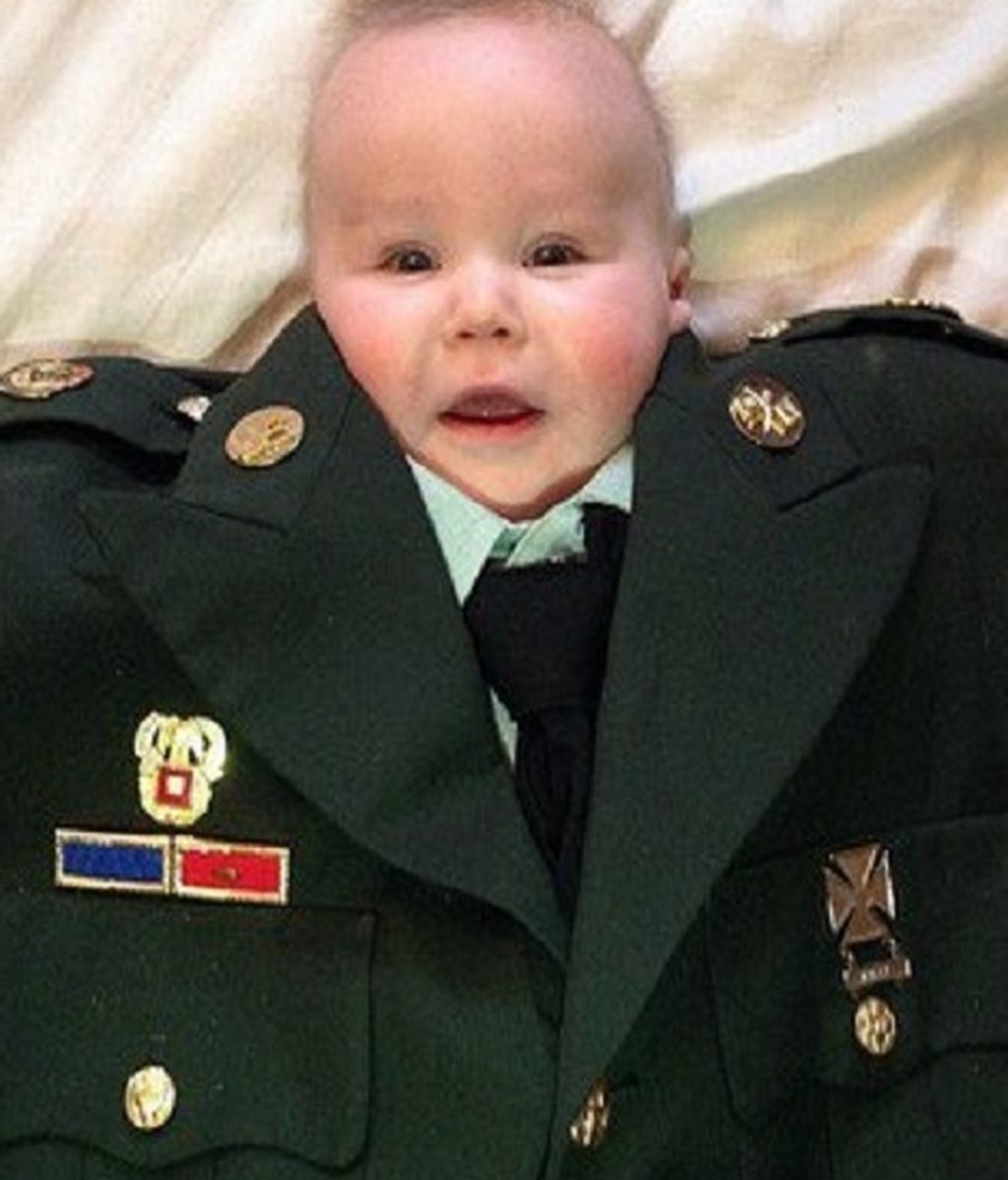 Bebés vestidos de adultos, la última moda en Internet