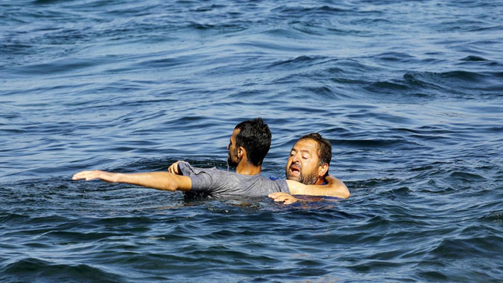 Arriesga su vida para rescatar a un refugiado afgano de morir ahogado en el mar