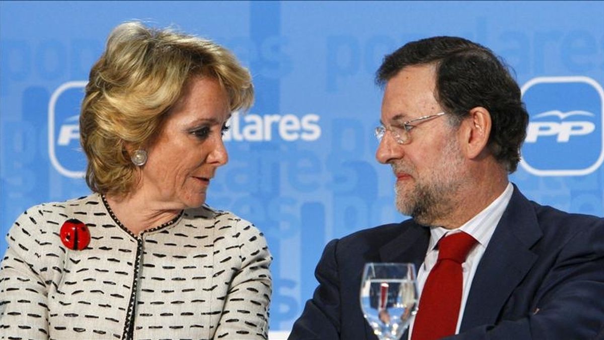 El presidente del PP, Mariano Rajoy, conversa con Esperanza Aguirre durante la clausura de unas jornadas sobre Europa, organizadas por esta fuerza política. EFE/Archivo