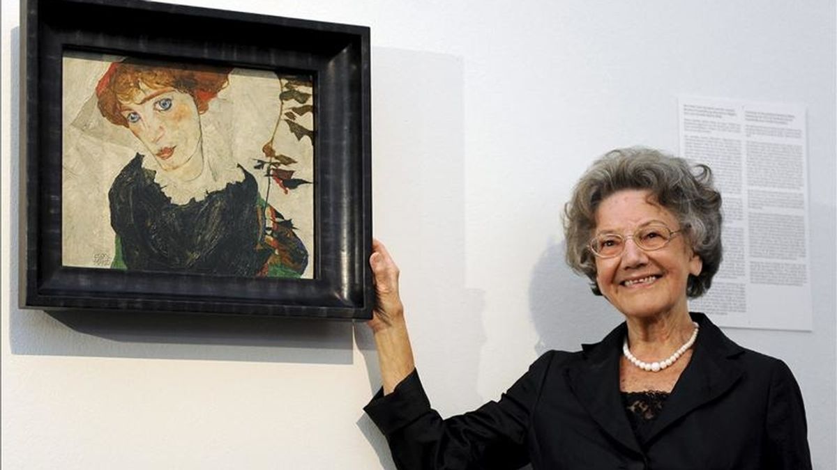 Elisabeth Leopold, viuda del coleccionista austriaco de arte Rudolf Leopold, posa junto a la obra 'Retrato de Wally' (1912), del artista austriaco Egon Schiele, durante su presentación en el Museo Leopold de Viena. EFE/Archivo
