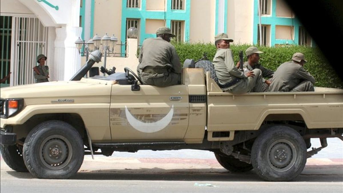 Varios soldados mauritanos vigilan desde un vehículo cerca de la sede en Nouakchott, Mauritania. EFE/Archivo