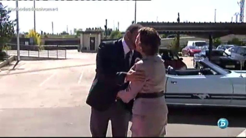 Su llegada, en un descapotable