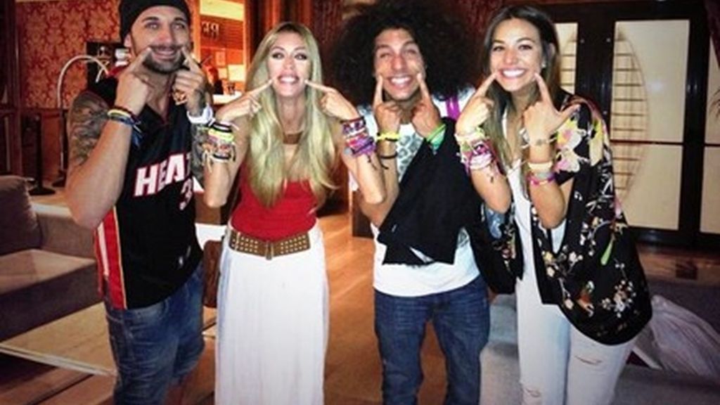 El álbum de los muñecos fuera de la casa