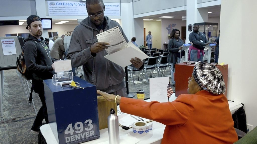 Un hombre vota en el estado de Colorado, EEUU