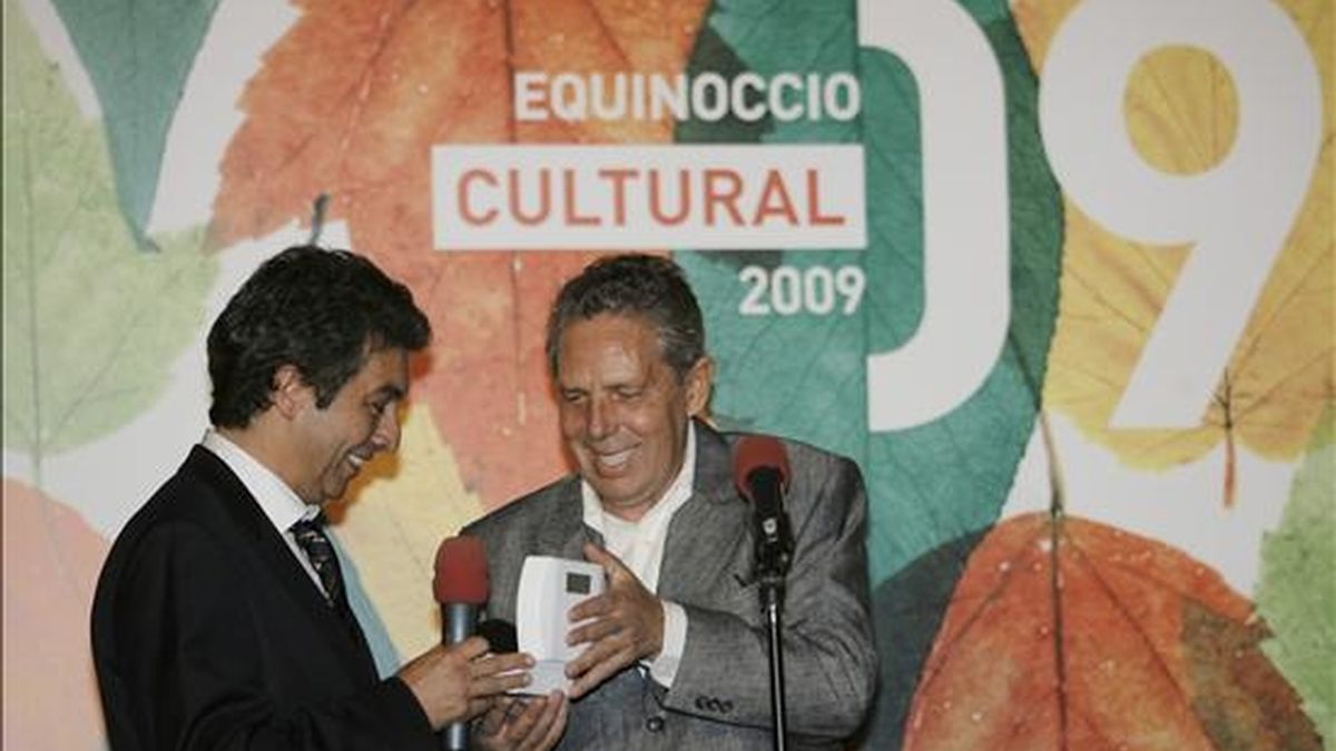 El actor argentino Ricardo Darín (i) recibió el premio Equinoccio Cultural 2009, otorgado por la embajada española en Argentina. EFE