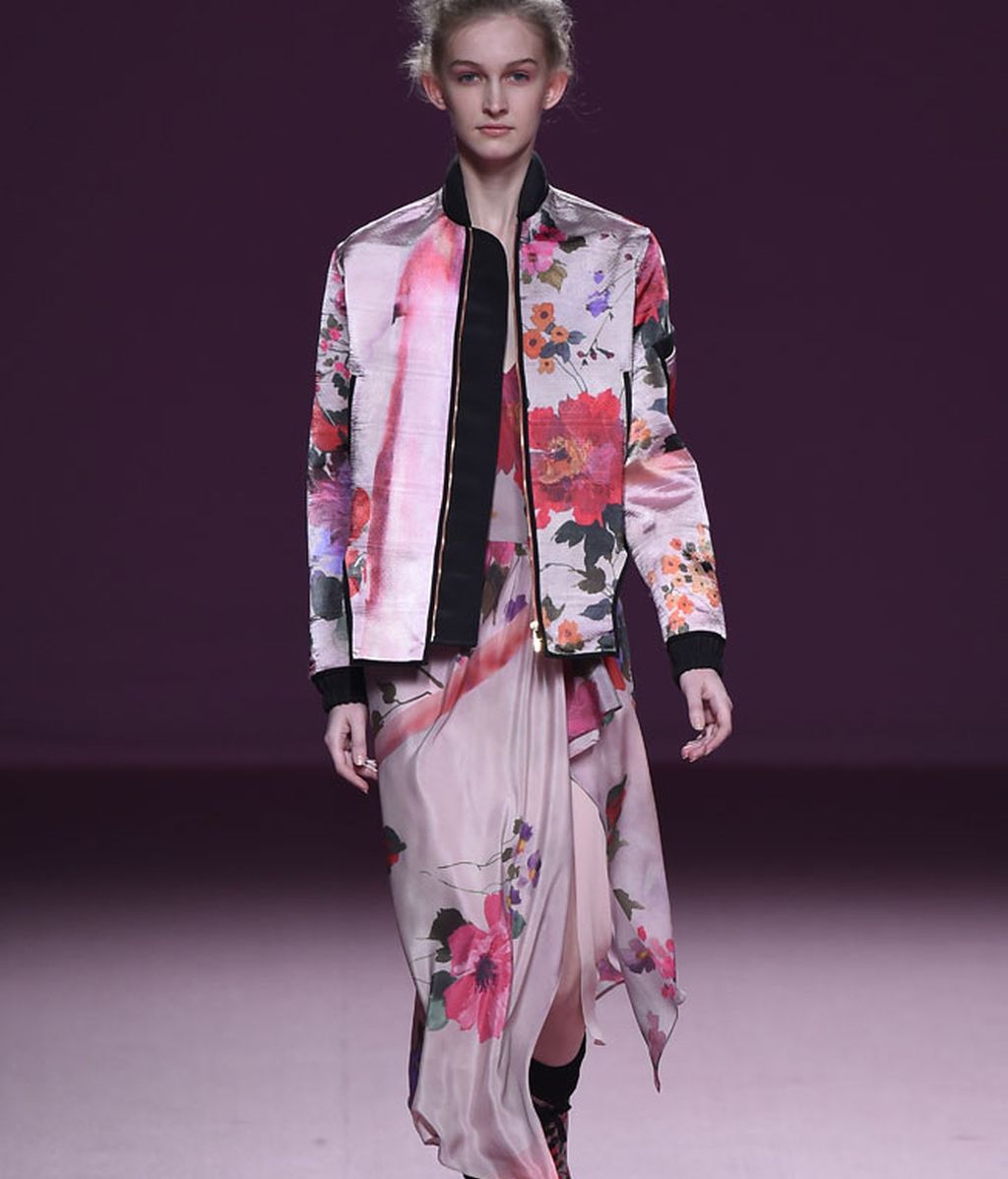 Rosa etéreo y negro intenso en Juan Vidal