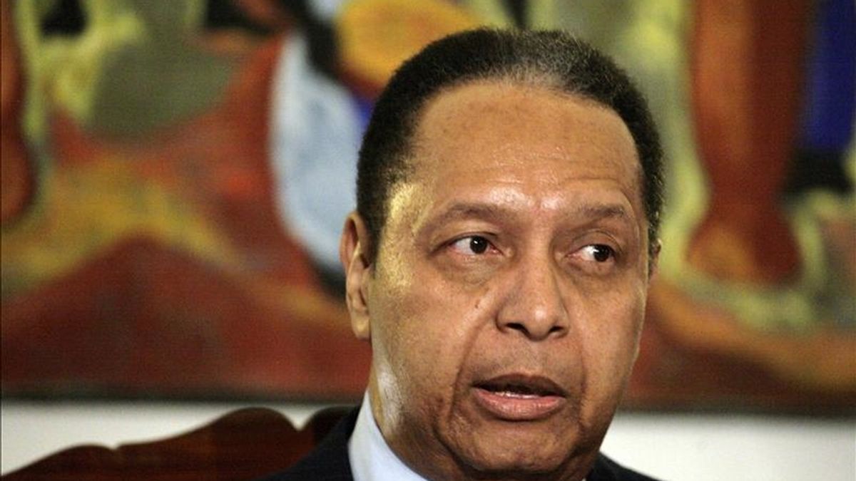 Jean-Claude Duvalier (en la imagen) sufrió una caída ayer cuando regresaba de una visita por Leogane (Oeste) a unos kilómetros de la capital y, además, hoy tuvo una "subida de presión", según su abogado. EFE/Archivo