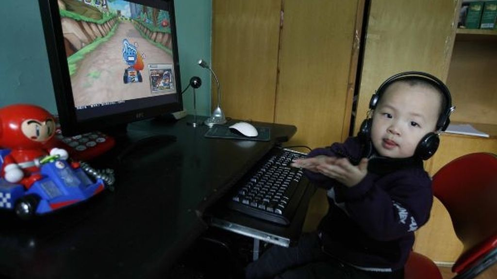Con 2 años es adicto a los videojuegos