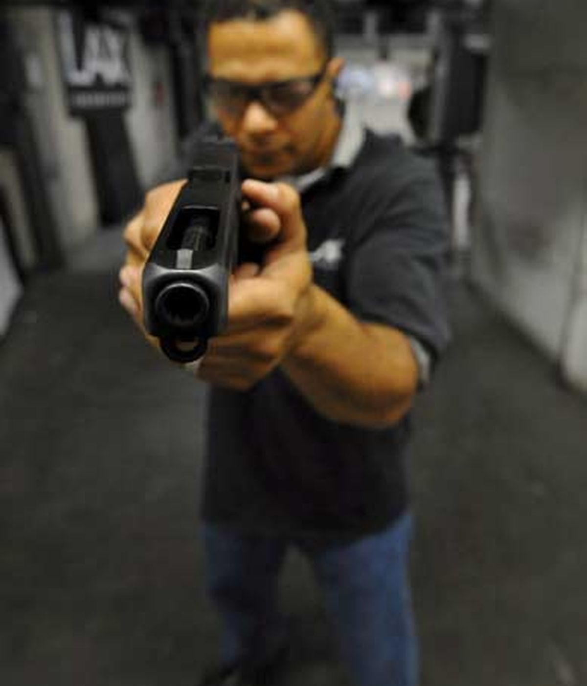 El propietario de LAX Firing Range, Nolan Avery, posa con un arma en Inglewood, California (EEUU). Foto: EFE