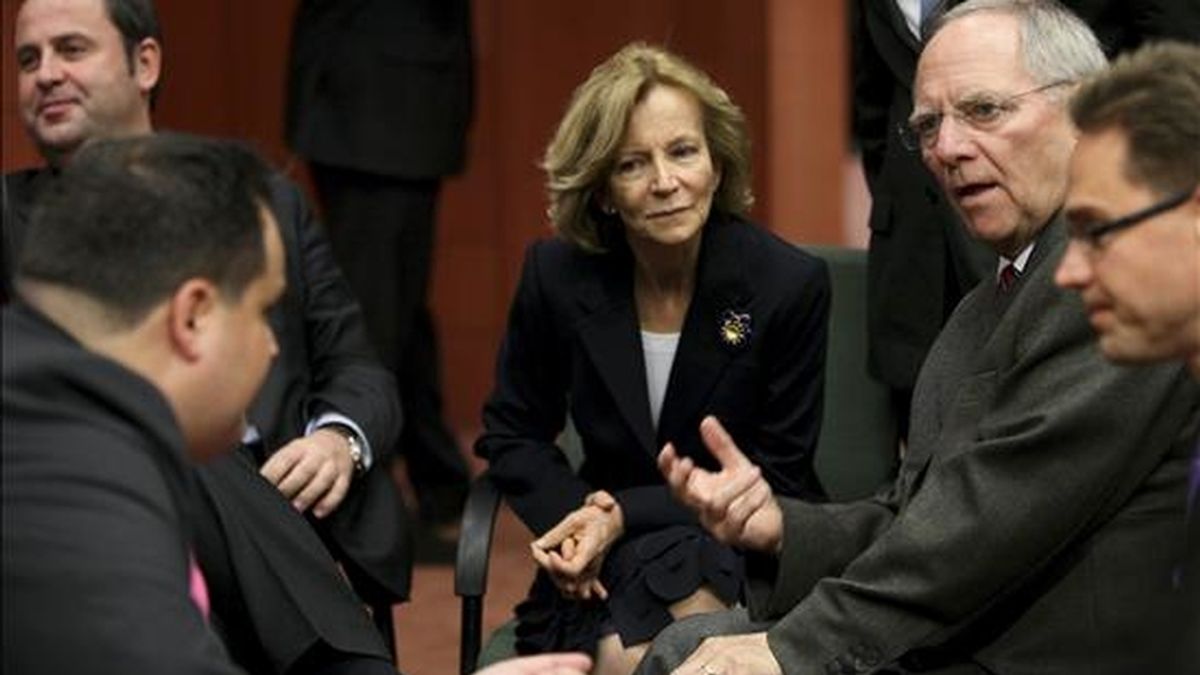 La ministra de Economía española Elena Salgado, (c), conversa con su homólogo alemán, Wolfgang Schaeuble, (2-d), y el holandés Jan Kees de Jager, (i), al comienzo de la reunión de ministros de la zona euro, en Bruselas, Bélgica. EFE