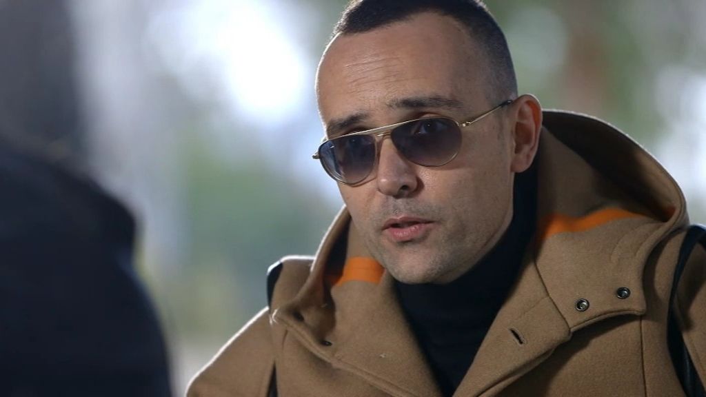 Ada Colau y Risto charlan debajo de un puente