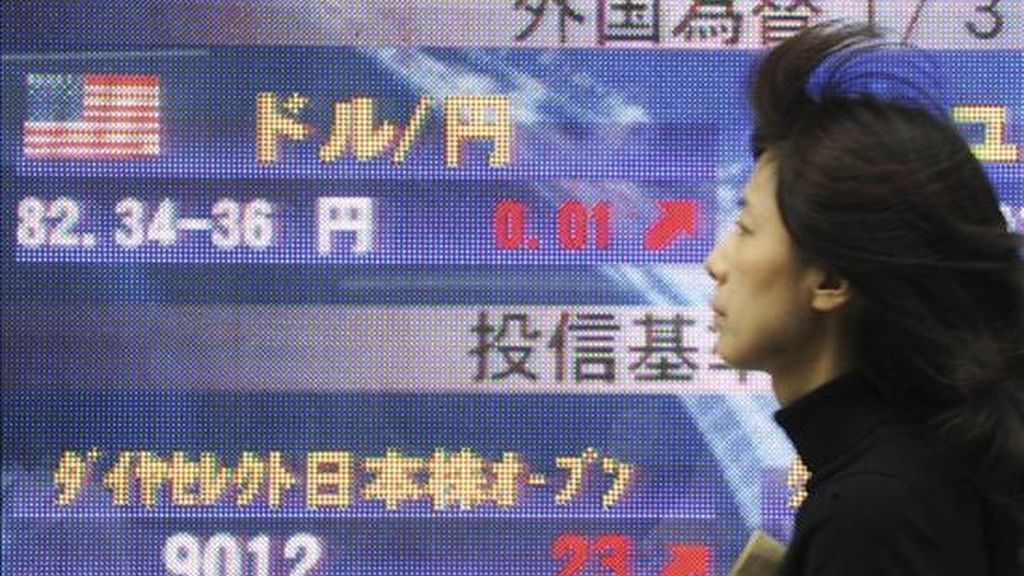 Una munjer camina junto a las pantallas informativas de la bolsa en el centro de Tokio. EFE/Archivo Una munjer camina junto a las pantallas informativas de la bolsa en el centro de Tokio. EFE/Archivo
