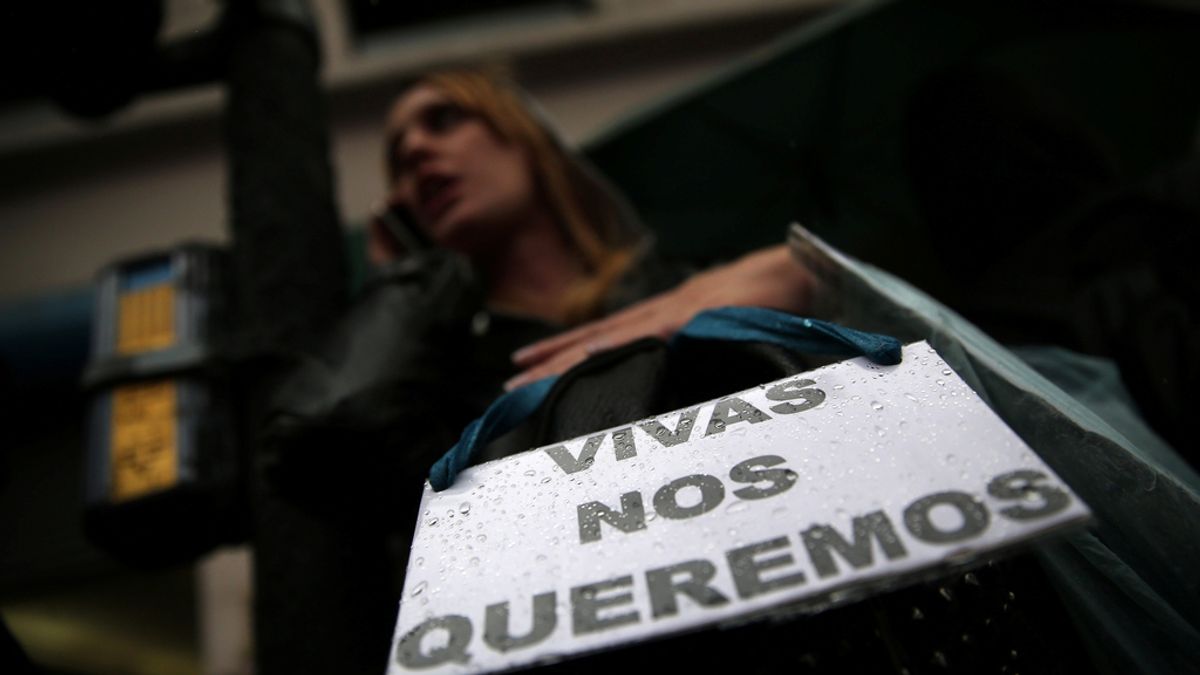 Una mujer porta un cartel contra la violencia machista en Buenos Aires