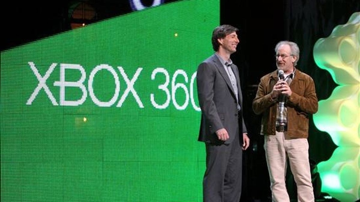 El cineasta estadounidense Steven Spielberg habla junto al jefe del Xbox 360, Don Mattrick, en Los Ángeles, California (EEUU), durante la presentación del sistema creado por el gigante tecnológico Microsoft denominado "Project Natal". EFE