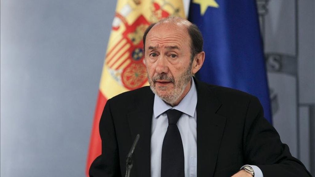 El vicepresidente primero del Gobierno y ministro del Interior, Alfredo Pérez Rubalcaba, durante la rueda de prensa que ha ofrecido al término de la reunión presidida por el jefe del Ejecutivo, José Luis Rodríguez Zapatero, en la que se han acordado las principales líneas del plan de respuesta al seísmo de ayer en la localidad murciana de Lorca, que se aprobará mañana en el Consejo de Ministros. EFE