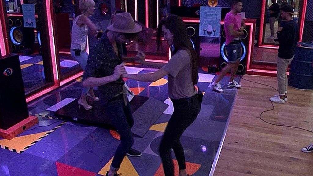 Miguel y Adara, del odio al baile sensual