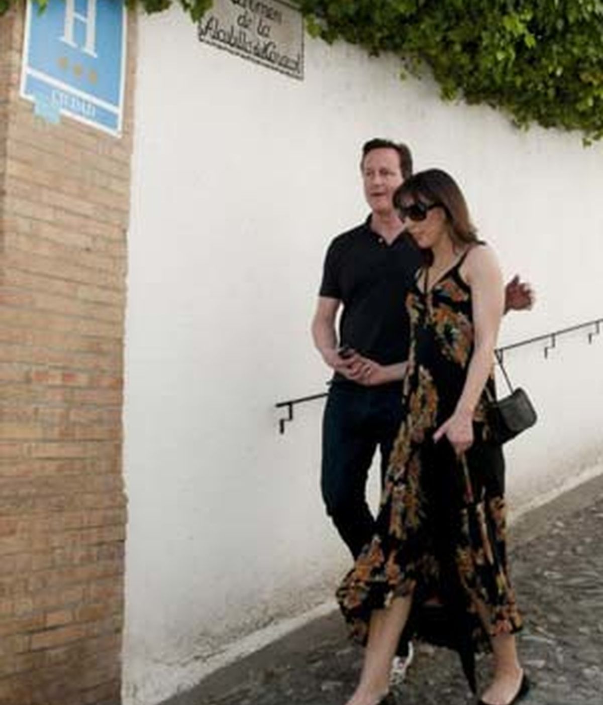 El primer ministro británico, David Cameron, y su esposa Samantha pasean por el barrio del Realejo en Granada. Foto: EFE