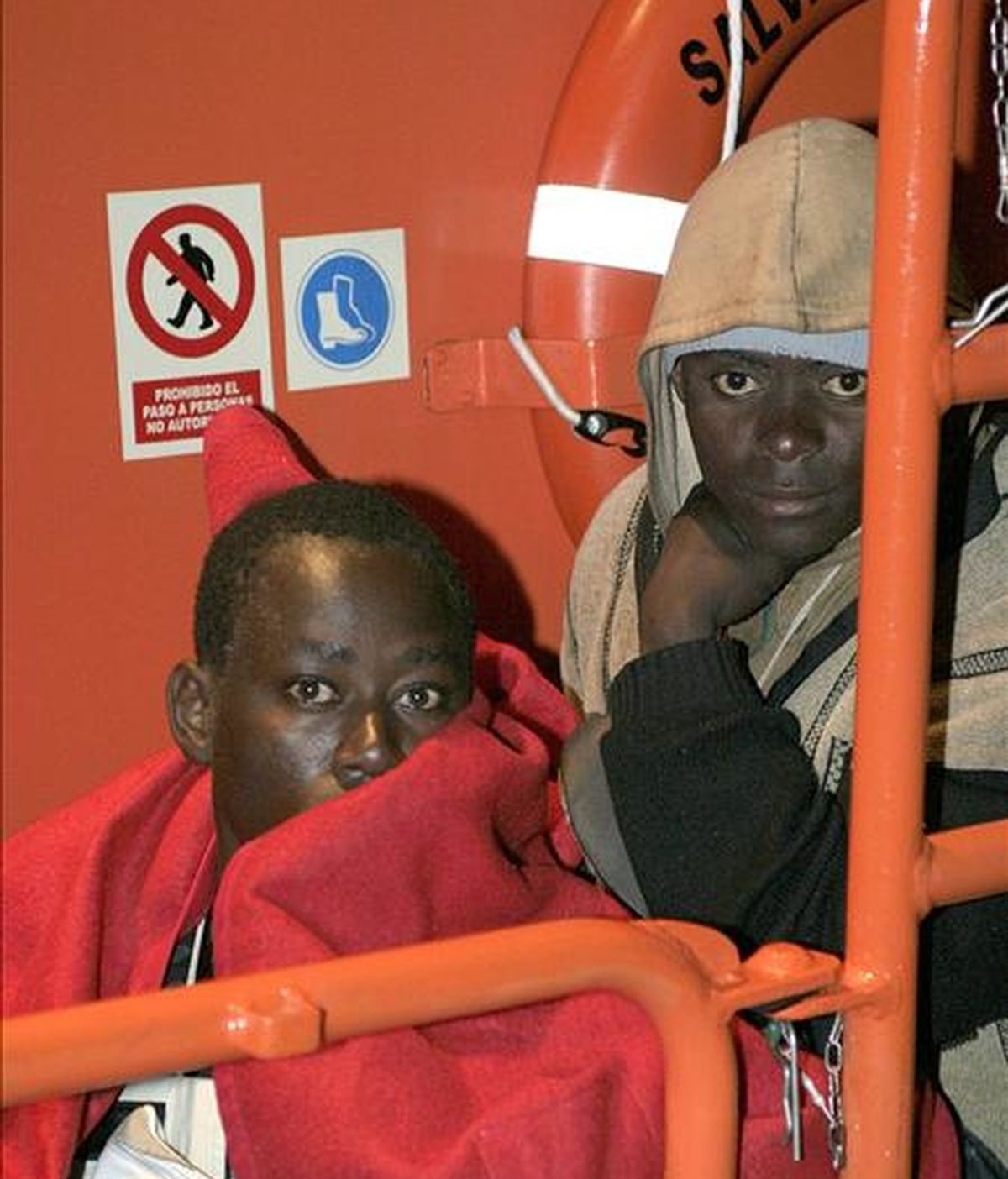Dos de los inmigrantes que llegaron esta noche al puerto de Motril, en Granada, a bordo de una embarcación de Salvamento Marítimo, después de ser rescatados cuando navegaban en una patera. EFE