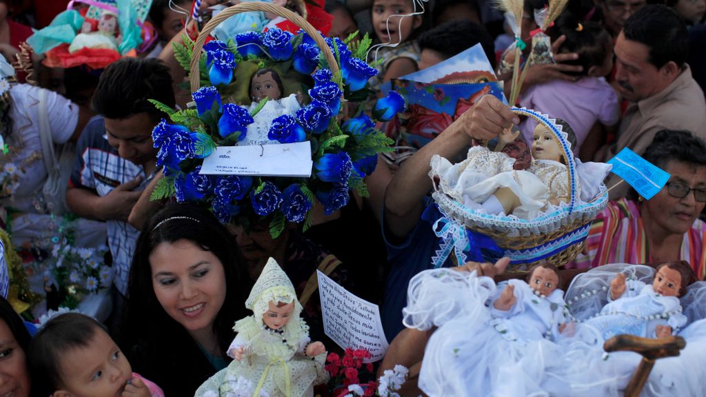 Procesión por el niño Jesús en El Salvador