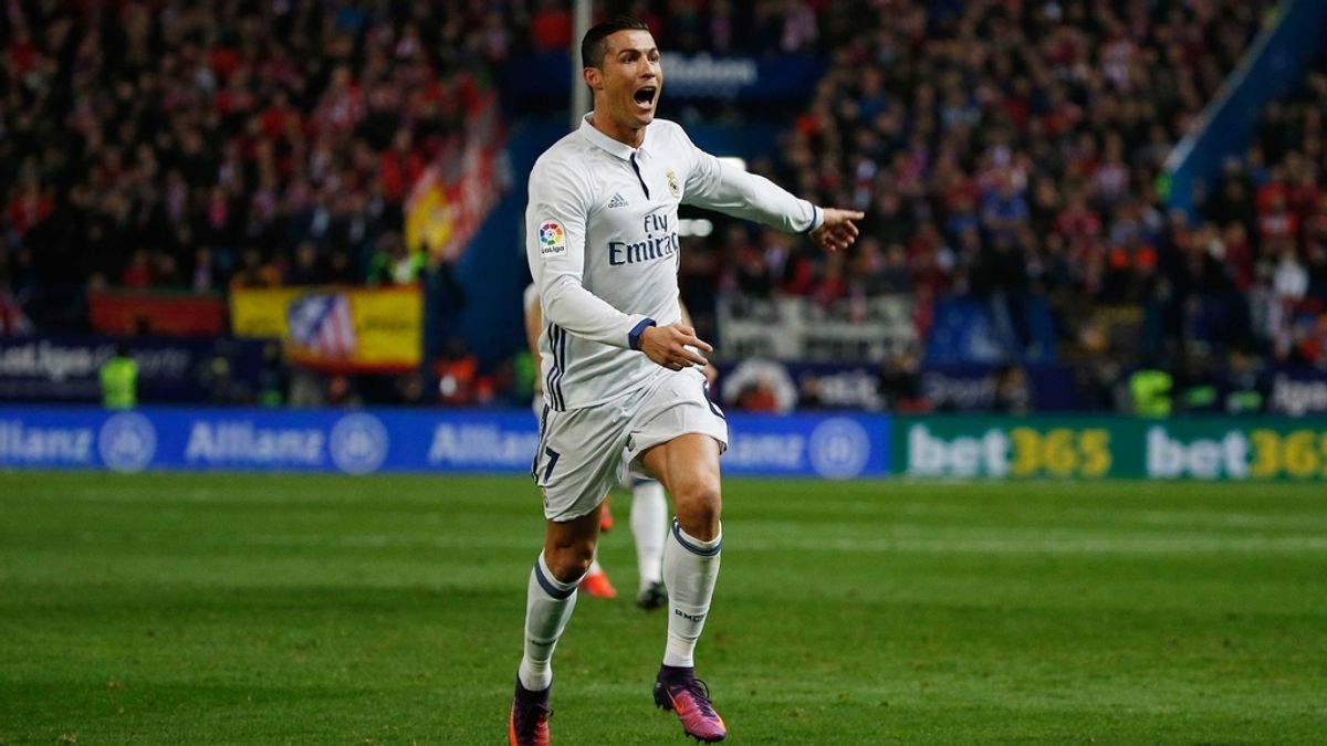 Cristiano Ronaldo celebra uno de los goles anotados ante el Atlético de Madrid en el último derbi de la capital