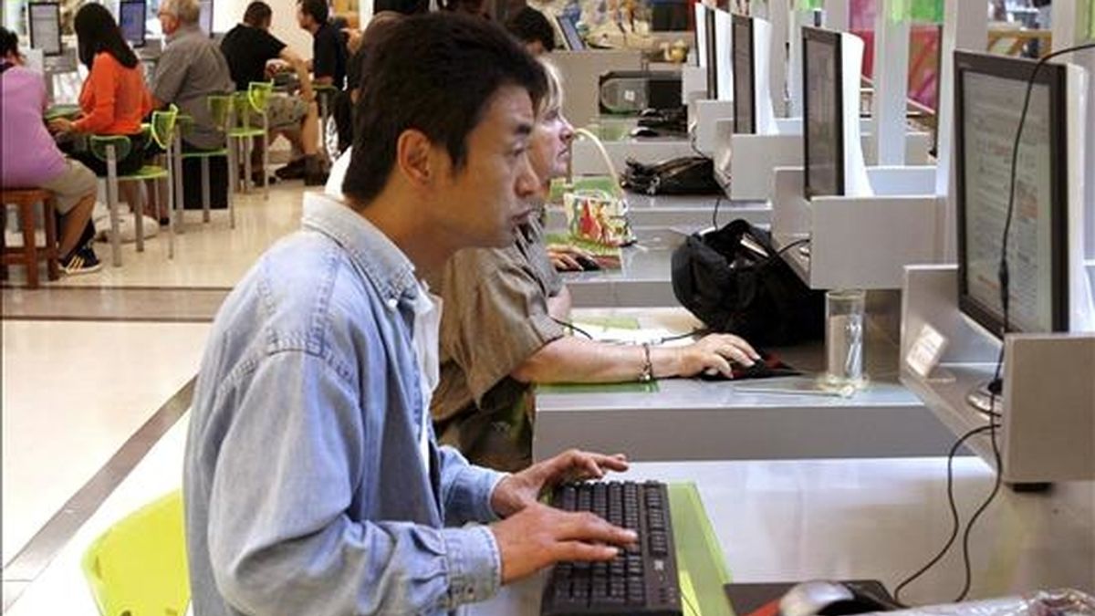 El Gobierno chino ha ordenado que todos los computadores nuevos que se vendan en el país a partir del 1 de julio lleven incorporado un filtro, el "Dique Verde - Acompañante de la Juventud", destinado al control del contenido de Internet. EFE/Archivo