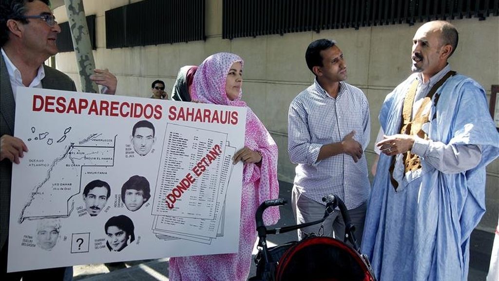 Varios saharauis en la puerta de la Audiencia Nacional, donde hoy el juez de la Audiencia Nacional Pablo Ruz ha tomado declaración como testigos a varios saharauis refugiados en los campos del Tinduf (Argelia) en la querella en la que investiga a varios altos cargos marroquíes por delitos de genocidio y torturas en el Sáhara Occidental. EFE