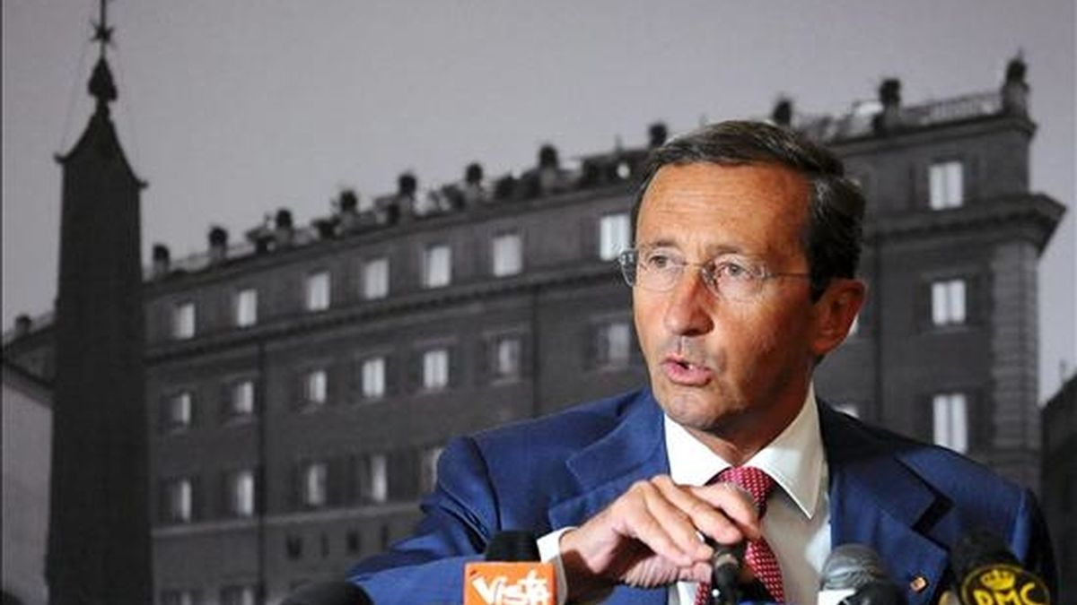 El presidente de la Cámara de Diputados italiana, Gianfranco Fini, durante la rueda de prensa celebrada en Roma este viernes, un día después de ser expulsado por Silvio Berlusconi del partido que fundaron juntos. EFE