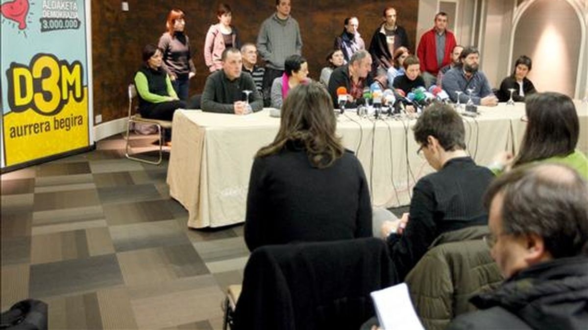 Miembros de Demokrazia 3 Milloi (D3M) durante la presentación de su candidatura por Vizcaya a las próximas elecciones autonómicas del 1 de marzo. EFE