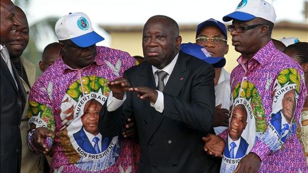 Fotografía de archivo del 25 de octubre de 2010 que muestra al presidente de Costa de Marfil, Laurent Gbagbo (c), durante un acto electoral en Abiyán. EFE Fotografía de archivo del 25 de octubre de 2010 que muestra al presidente de Costa de Marfil, Laurent Gbagbo (c), durante un acto electoral en Abiyán. EFE