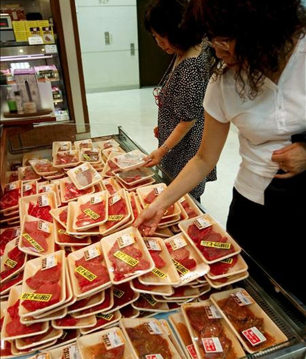 Una consumidora japonesa compra carne importada en un centro comercial del centro de Tokio. EFE/Archivo Una consumidora japonesa compra carne importada en un centro comercial del centro de Tokio. EFE/Archivo