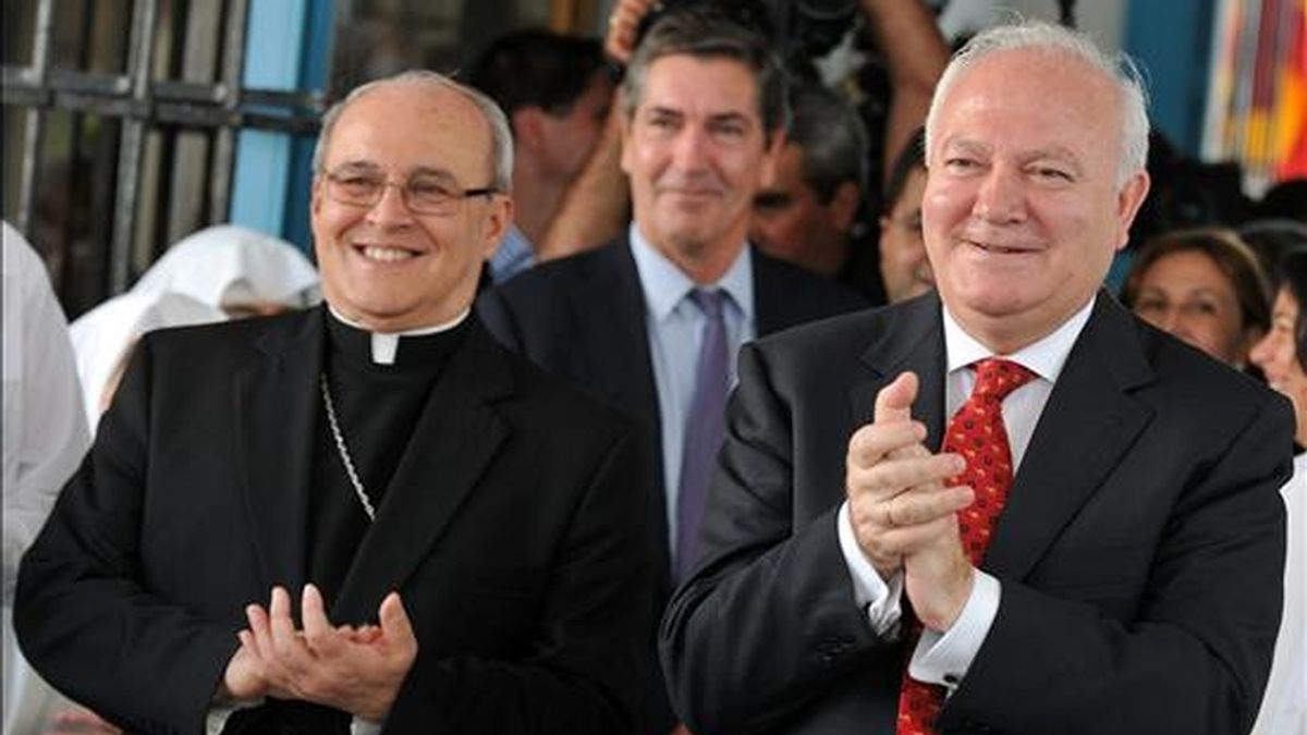 El ministro español de Asuntos Exteriores, Miguel Ángel Moratinos (d), junto al cardenal cubano Jaime Ortega y Alamino, durante su visita a Cuba el pasado 7 de julio. EFE/Archivo