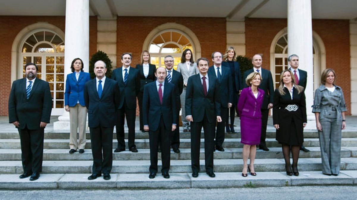 Zapatero posa con su nuevo Gobierno