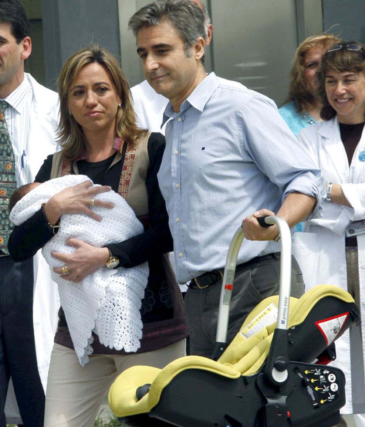 Carme Chacón junto con su hijo y su marido, Miguel Barroso, ha salido del hospital. Video: Atlas