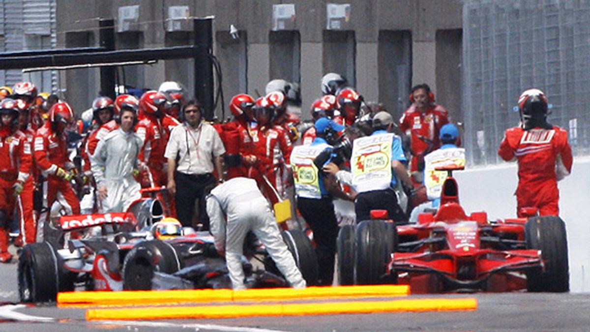 Momento del choque entre Hamilton y Raikkonen en Canadá. FOTO: EFE.