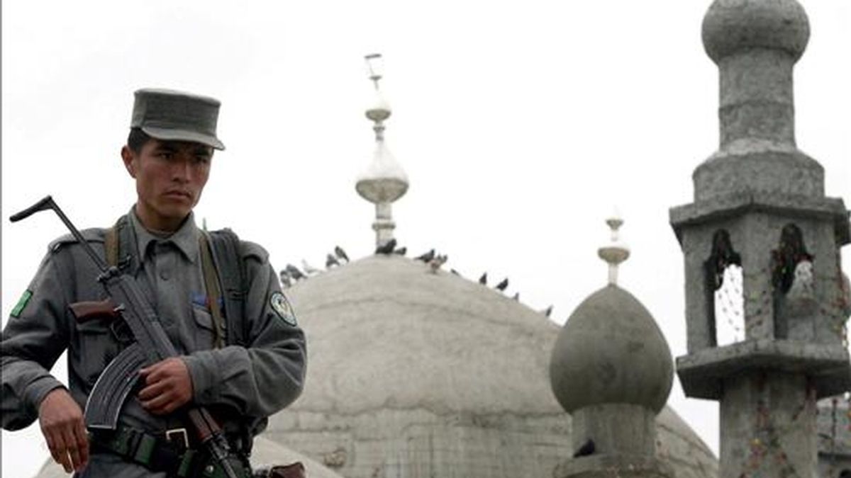 Un policía afgano hace guardia en Kabul. EFE/Archivo