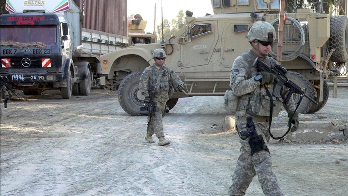 Soldados estadounidenses inspeccionan las inmediaciones del lugar del atentado suicida que se ha producido en Kandahar, Afganistán. EFE