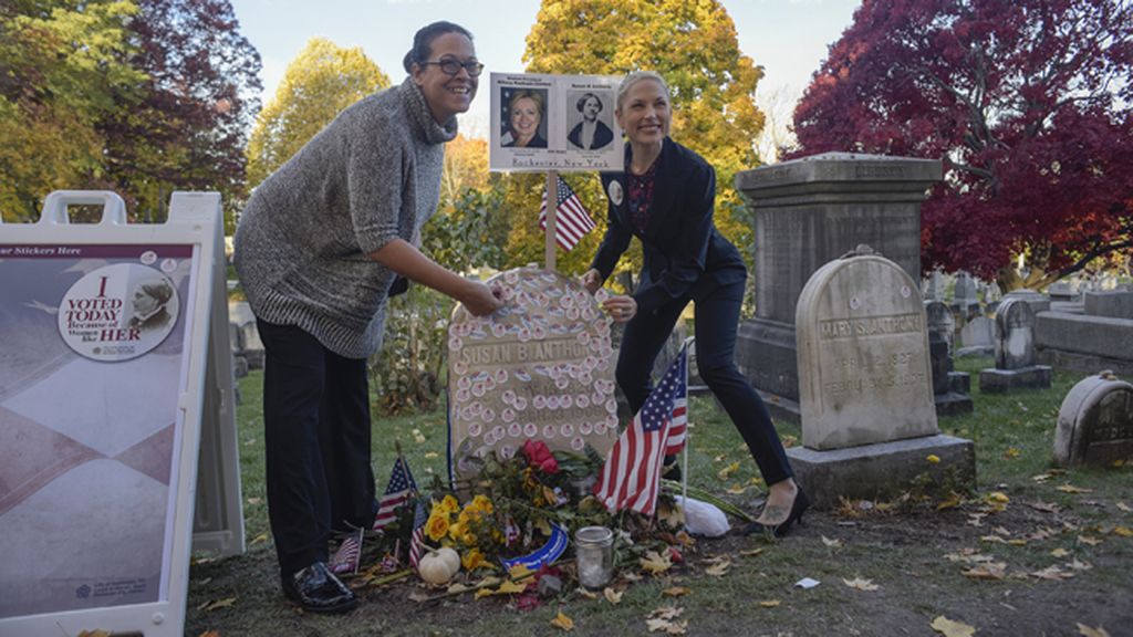 Homenajes espontáneos en la tumba de la sufragista Susan B. Anthony