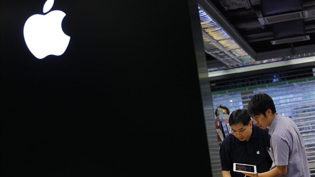 Clientes prueban el iPad 2 de segunda generación puesto a la venta en una tienda en Hong Kong (China): EFE/Archivo