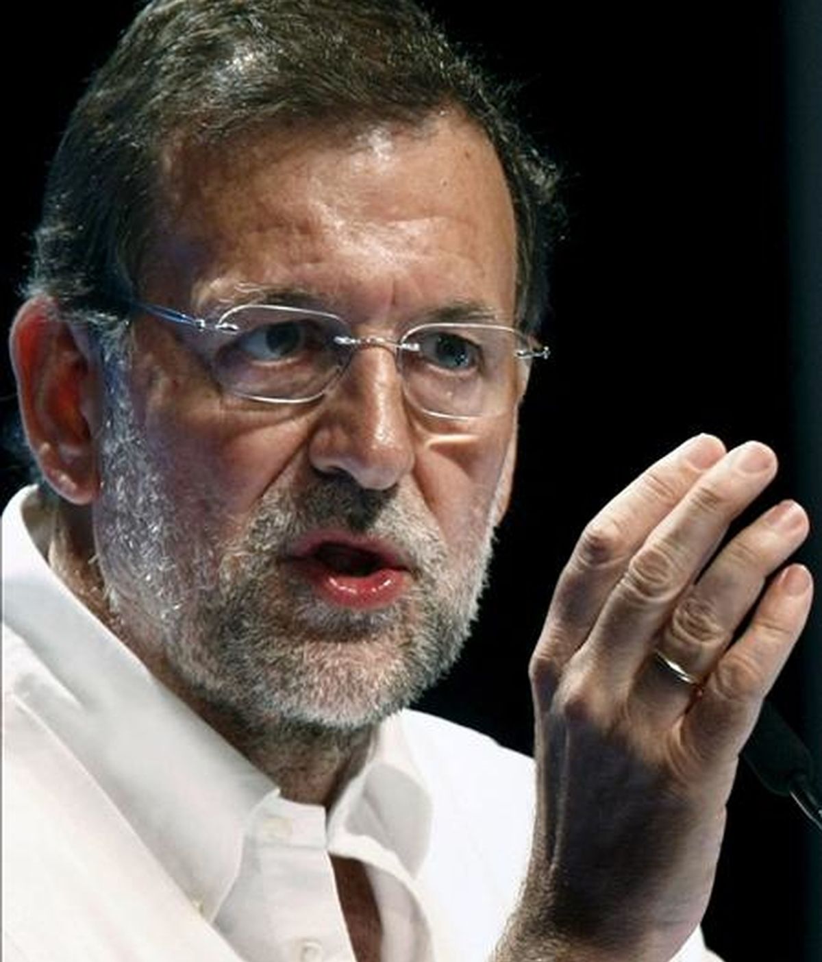 El presidente del Partido Popular, Mariano Rajoy, durante su intervención en un acto electoral que se celebrado en el Palacio de Festivales de la capital cántabra. EFE/Archivo