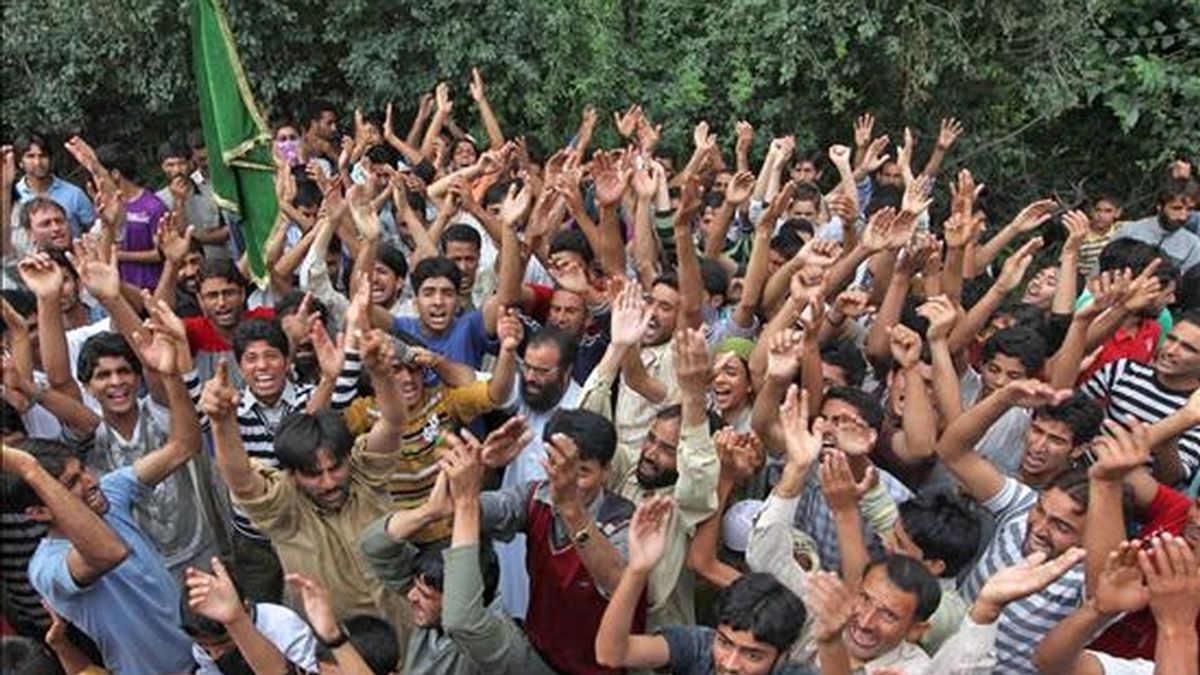 Musulmanes cachemires gritan lemas durante una protesta hoy en Srinagar, la capital estival de la cachemira india. Decenas de personas han fallecido en los últimos días durante las de protestas anti India en Cachemira, una región de mayoría musulmana que la India se disputa con Pakistán desde 1947, año de la independencia de ambas naciones. EFE