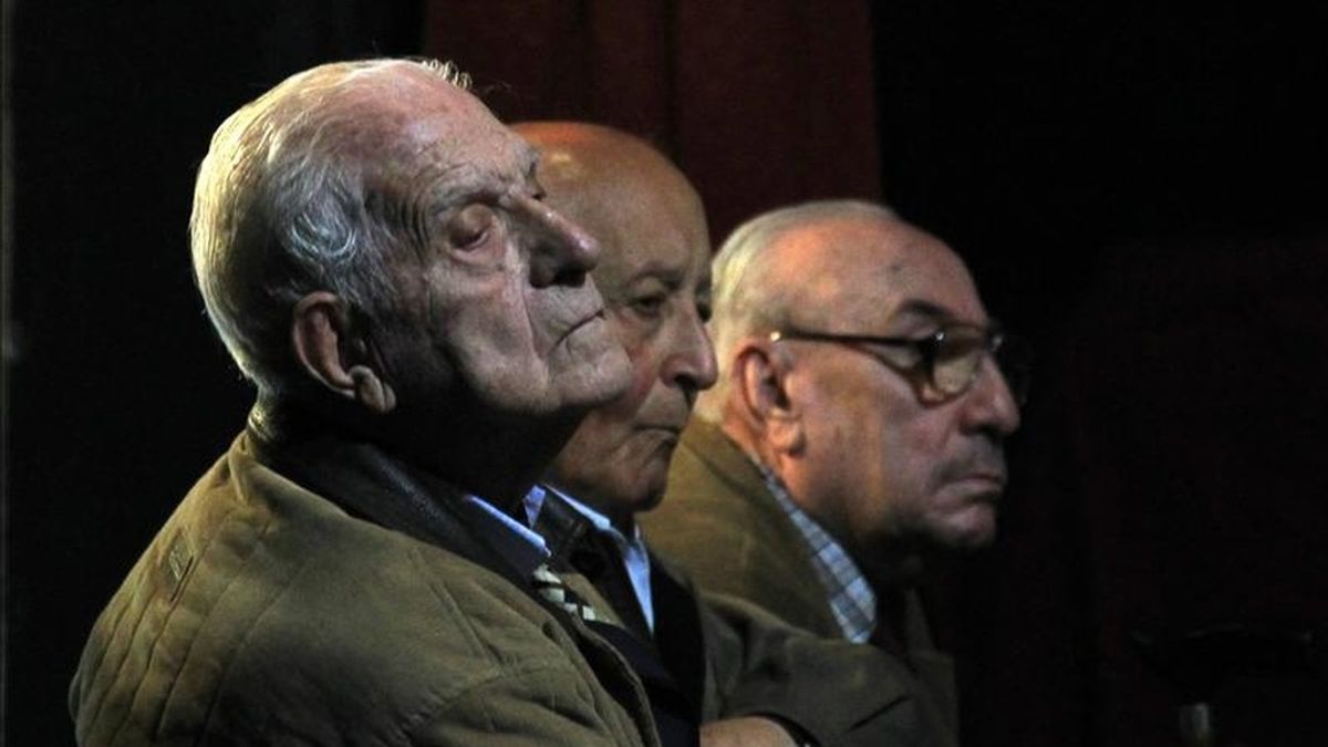 El exdictador argentino Reynaldo Bignone (i), el exgeneral Santiago Omar Riveros (c) y el antiguo comisario Juan Fernando Meneghini (d) se presentan en un juicio que se les sigue por crímenes cometidos durante la última dictadura (1976-1983). EFE