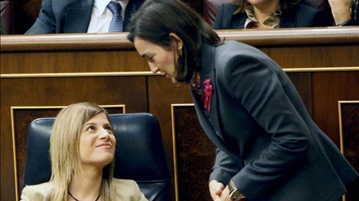 Las ministras de Cultura, Ángeles González-Sinde (d), y de Igualdad, Bibiana Aído, cuyo ministerio desaparece tras la remodelación del ejecutivo del presidente Zapatero, durante el pleno del Congreso en el que se debaten las enmiendas a la totalidad de los presupuestos generales del Estado para 2011. EFE