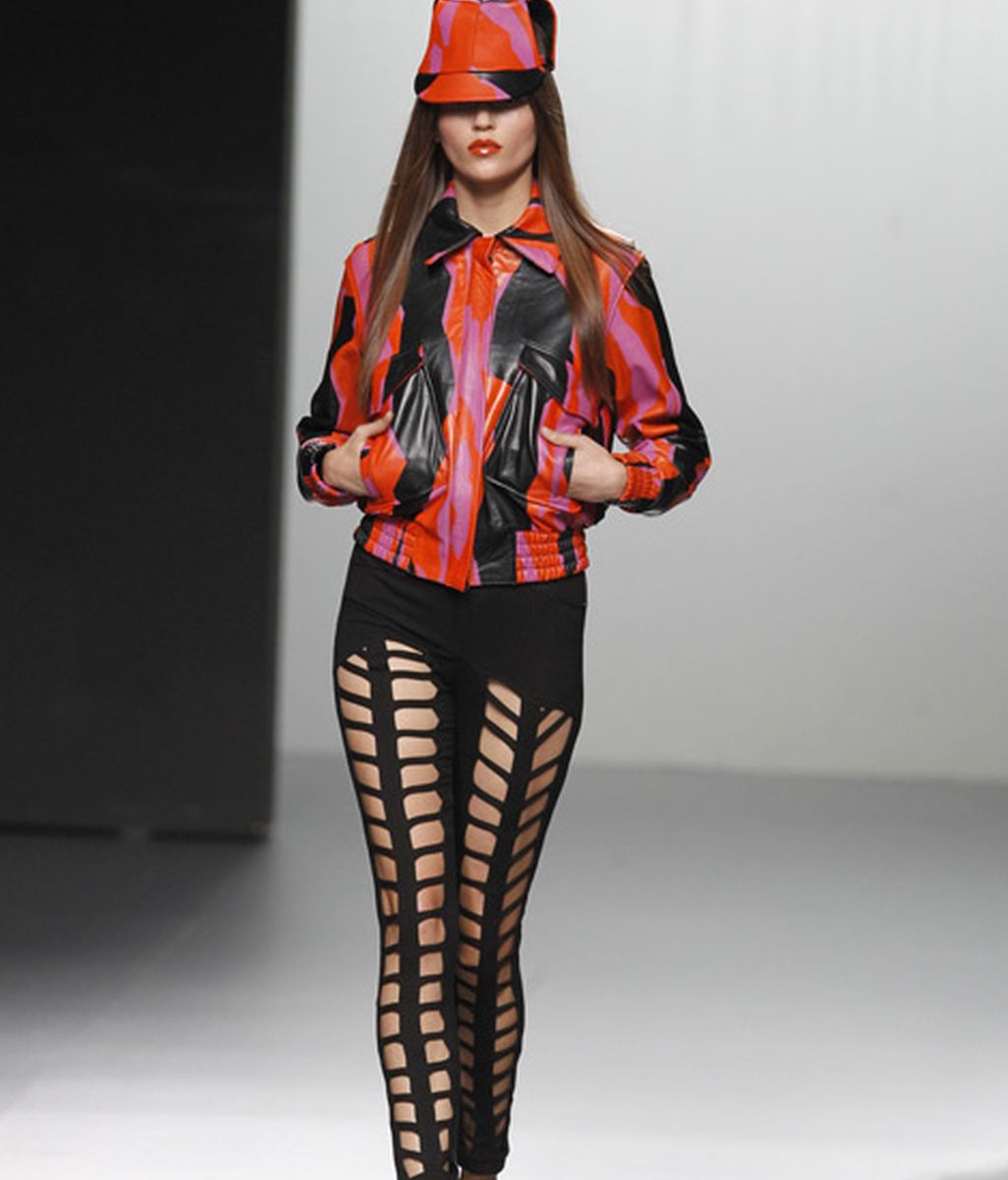 Atención a la cazadora de cuero con el estampado Crack