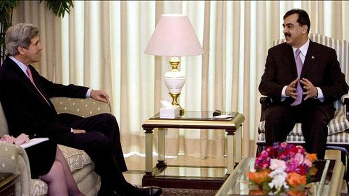El primer ministro pakistaní, Yusuf Raza Gilani (dcha.), conversa con el senador estadounidense John Kerry durante su reunión en Islamabad. EFE