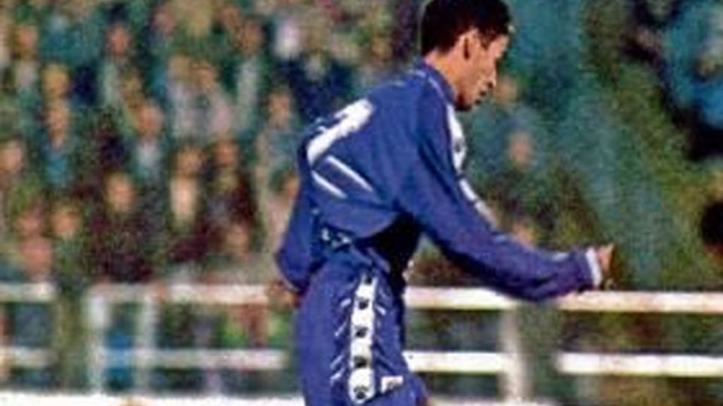 Debut con el primer equipo con 17 años