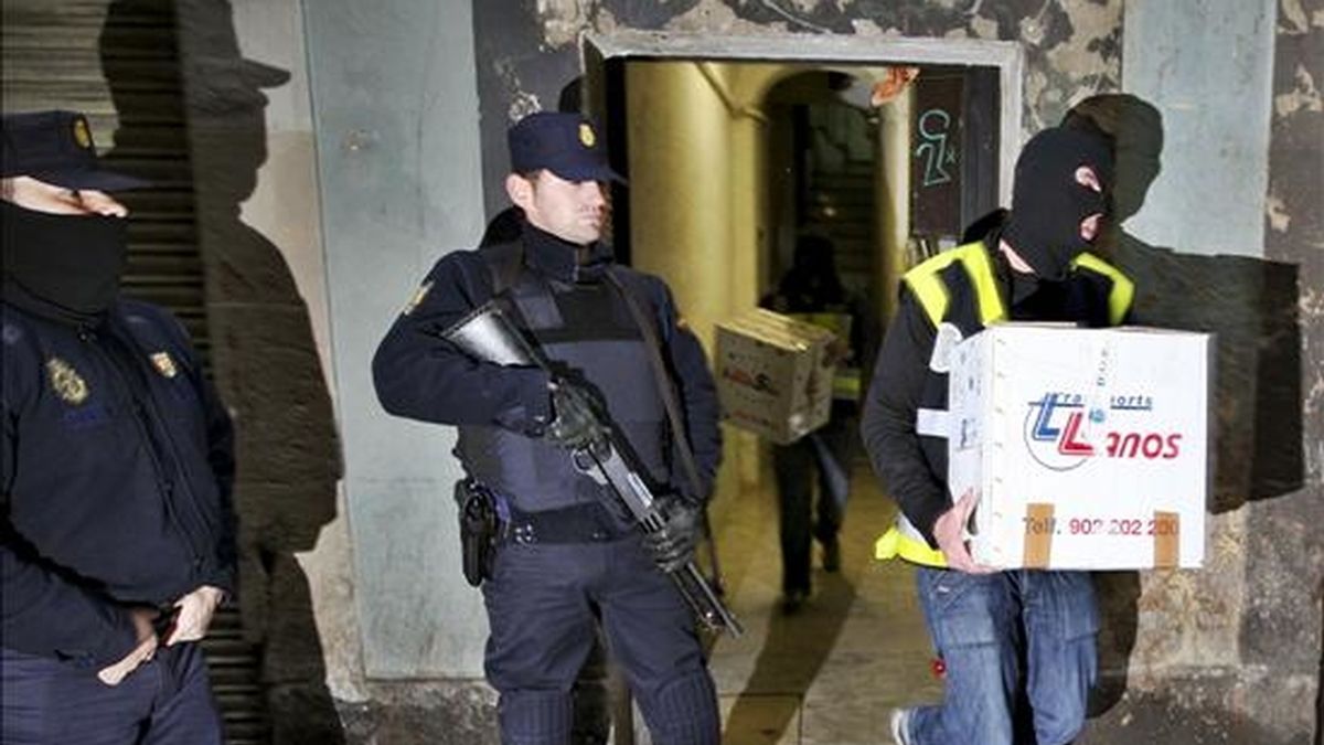 Miembros de la Policia Nacional retiran varias cajas con documentación tras el registro de una vivienda en la calle Carretas de Barcelona durante la operación antiterrorista que se llevó a cabo en el barrio del Raval el pasado 3 de febrero. EFE