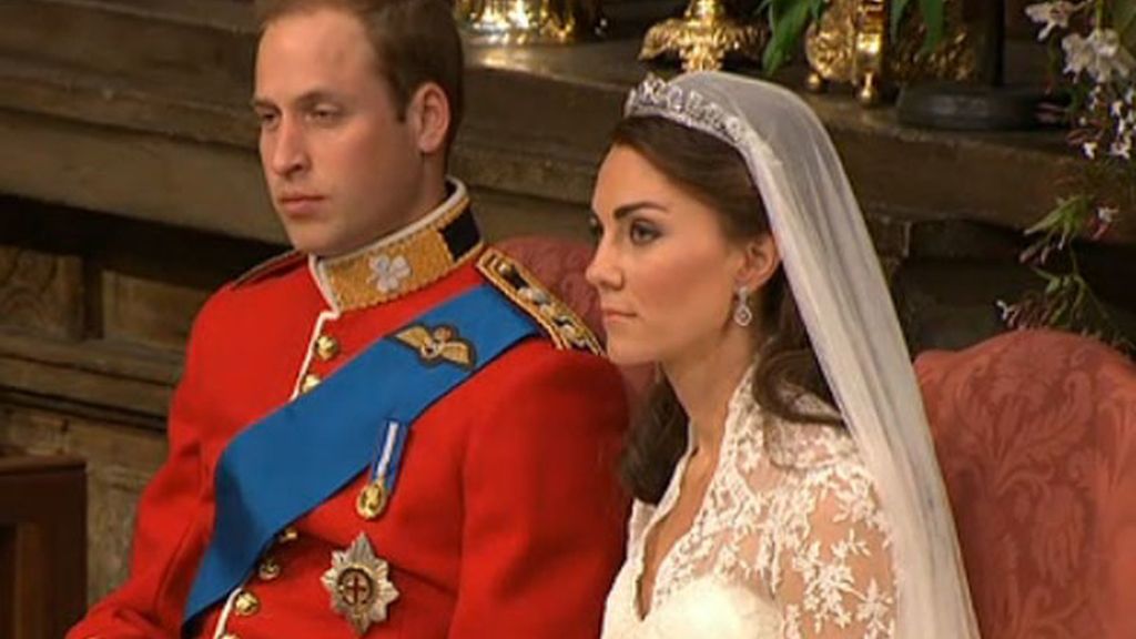 Los novios, siguiendo la ceremonia ya como Príncipe William y Princesa Catalina, duques de Cambridge